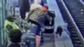 Ngeri! CCTV Rekam Detik-detik Seorang Wanita Dorong Balita ke Rel Kereta Api