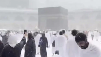 CEK FAKTA: Kabah Dilanda Hujan Salju, Begini Penjelasan Resmi Pihak Masjidil Haram