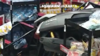 Viral Pengendara Yamaha N-Max Tabrak Alfamart hingga Porak Poranda, Netizen: Karena Ngantuk atau Mabuk?