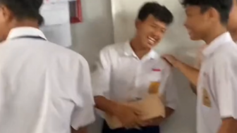 Trending Video Inspiratif Siswa SMP Patungan Beli Sepatu untuk Teman Sekelas, Bikin Mewek Netizen