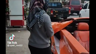 Emak-emak Berhijab Bikin Trending dengan Pamer Lambo, Istri Pejabat Kah? Komentar Warganet Bikin Sakit Perut