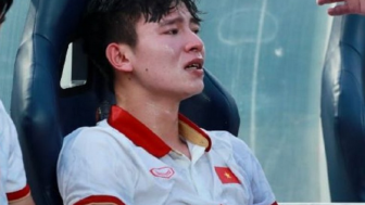 Dipecundangi Timnas Indonesia U-22, Begini Momen Pemain Vietnam Sesenggukan Berurai Air Mata