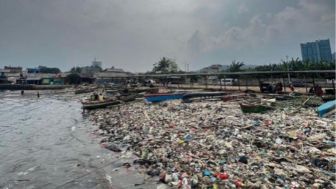 Tega! Warga Capai-capai Bersihkan Pantai Sukaraja, Pemerintah Lampung Ogah Belikan Air Minum