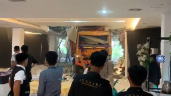 Viral Video Truk Fuso Buat Hancur Gedung Resepsi Pernikahan, Warganet: Sopirnya Mantan Si Pengantin Nih?