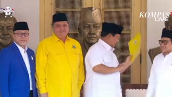 Gestur Prabowo Subianto Saat Terima Proposal Dukungan Partai Golkar Trending, Warganet: Waduh Dilempar