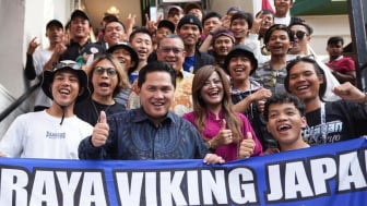 Potret Erick Thohir Jumpa Viking dan Bonek di Jepang, Netizen Nyinyir: Katanya Beda Ternyata Sama