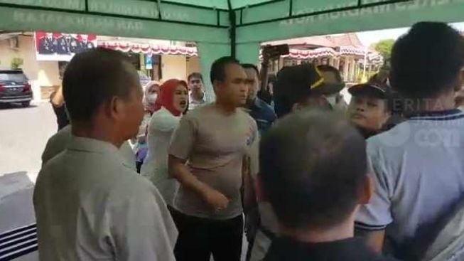 Tuding Wartawan Pegang-pegang Sang Istri, Kasat Lantas Polres Madiun Ngamuk Sampai Buka Baju Dinas