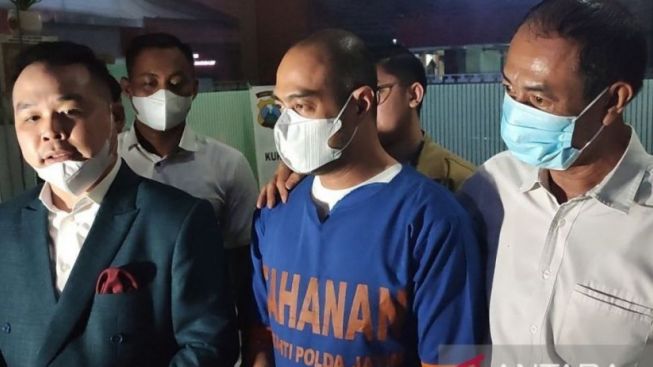 Ferry Irawan Diborgol dan Pakai Baju Tahanan, Hotman Paris Kasih Sindiran Menohok untuk Hotma Sitompul