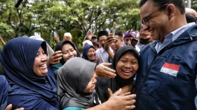 Sambangi Lombok, Anies Baswedan Dikerubungi Emak-emak, Keriuhan Tercipta: Kami Merindukan Bapak