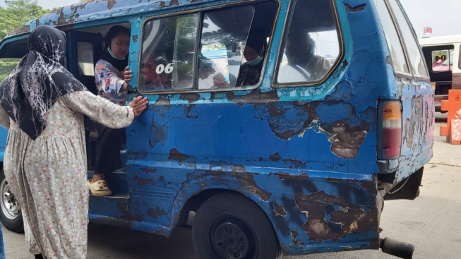 Viral! Beredar Foto Angkot di Depok dengan Kondisi Mengenaskan, Warganet: Solusinya Bangun Masjid Dulu