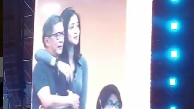 Terciduk! Siapa Wanita Muda yang Rangkul Rocky Gerung Saat Nonton Konser Dewa 19? Netizen: Adek Ketemu Gede