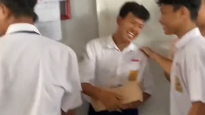 Trending Video Inspiratif Siswa SMP Patungan Beli Sepatu untuk Teman Sekelas, Bikin Mewek Netizen