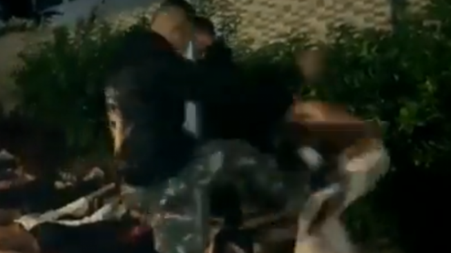 Geger Video Pria Bercelana Loreng Hajar Remaja hingga Terpelanting, Netizen: Mewakili Emosi Kami