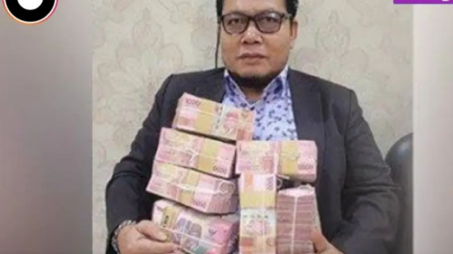 Isengnya Anggota DPRD, Pamer Foto dengan Gepokan Uang, Warganet: Wakil Rakyat Kaya, Rakyat Melarat