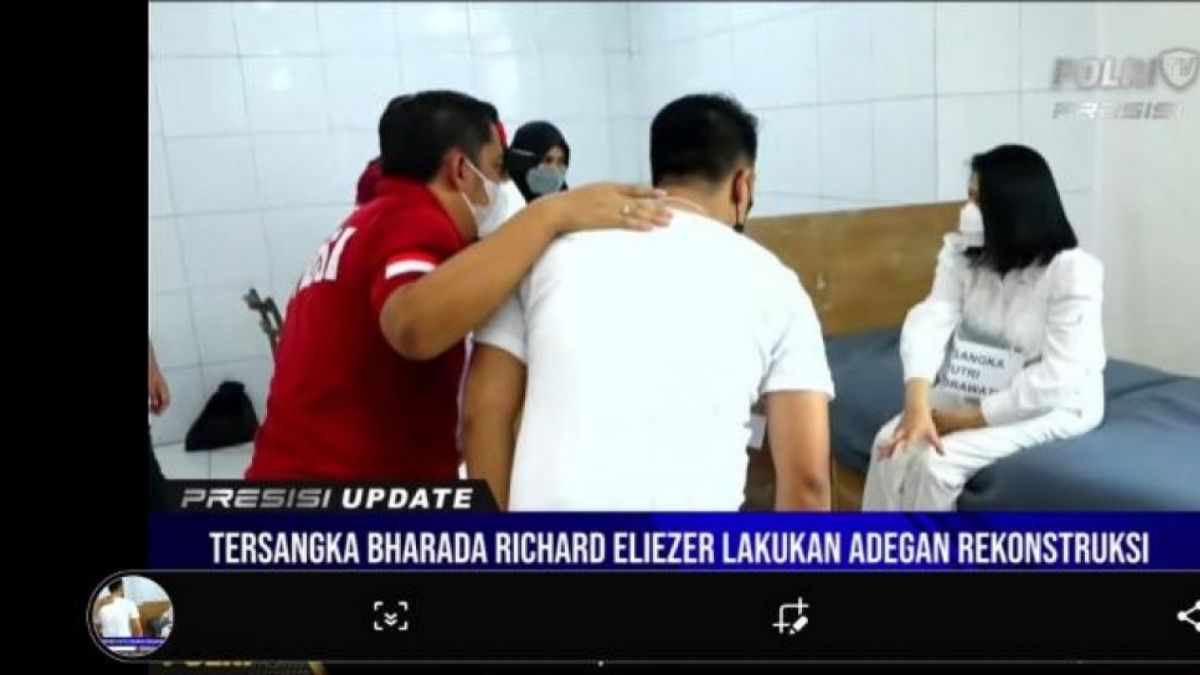 Putri Candawathi saat memeragakan adegan rekonstruksi dengan pemeran pengganti Brigadir J. (tangkapan layar) [Foto Ilustrasi]