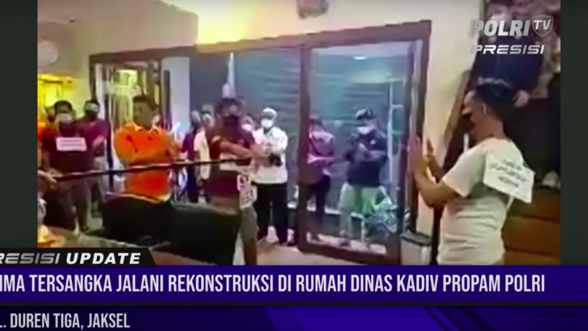 Rekonstruksi pembunuhan Brigadir J yang digelar oleh Polri dengan lima orang tersangka di kediaman rumah dinas Kadiv Propam Polri. [Foto Istimewa --- Tangkapan Layar Polri TV]