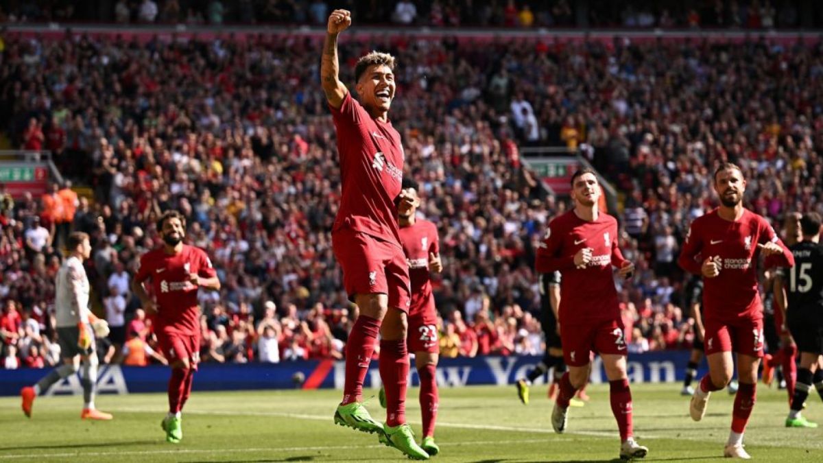 Striker Liverpool Roberto Firmino disebutkan dalam bidikan AC Milan. Pemain asal Brasil ini diharapkan bisa bergabung dengan mereka. [Foto: Suara.com / SCARFF - AFP]