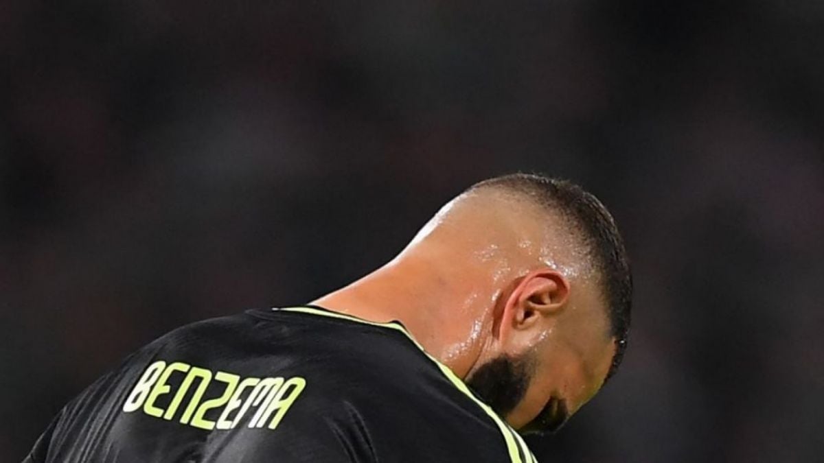 Penyerang Real Madrid Karim Benzema mengeluh kesakitan selama matchday pertama Grup F Liga Champions 2022/2023 antara Celtic vs Real Madrid, di stadion Celtic Park, di Glasgow,  6 September 2022. [Foto Istimewa / Suara.com /ANDY BUCHANAN / AFP.]