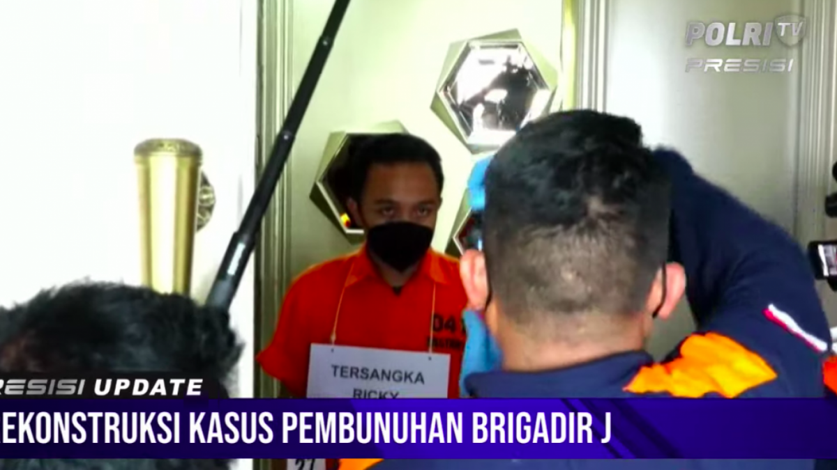 Tersangka pembunuhan berencana Bripka RR dalam proses rekonstruksi tewasnya Brigadir J [Foto Istimewa - Tangkapan Layar Youtube Polri TV]