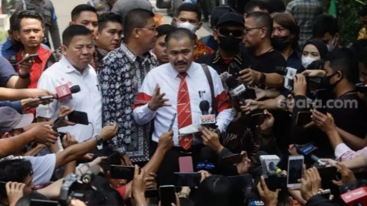 Pengacara keluarga mendiang Brigadir J, Kamaruddin Simanjunrak menemui awak media [Foto Istimewa / Dok. Suara.com/Alfian Winanto]