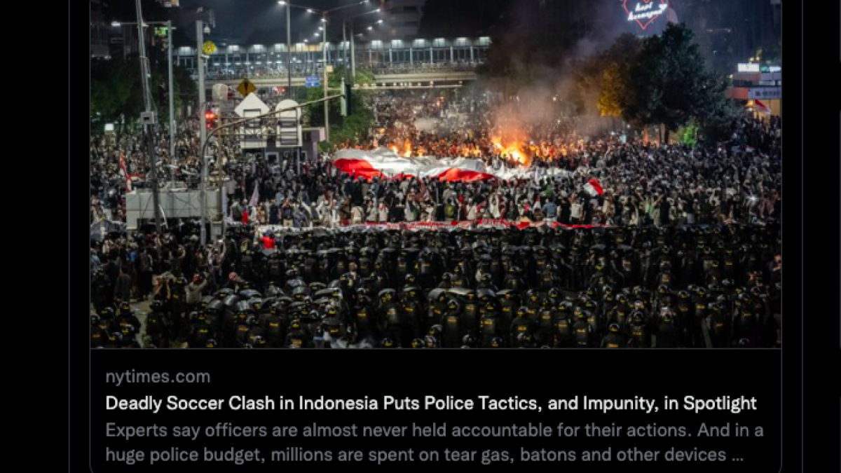Artikel The New York Times soroti soal sikap pengendalian massa dari kepolisian Indonesia. [Foto Istimewa / Twitter]