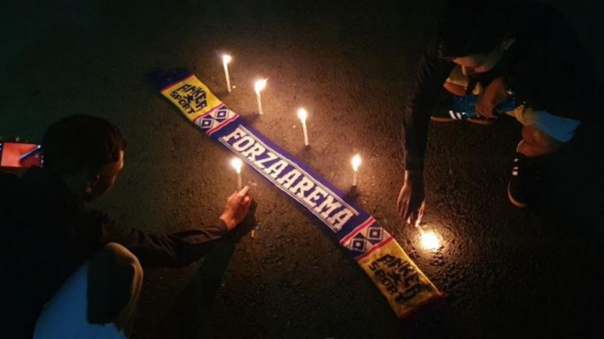 suporter Jateng DIY gelar doa bersama di Stadion Mandala Krida [Foto Istimewa/ Hiskia Andika Weadcaksana - SuaraJogja.id]