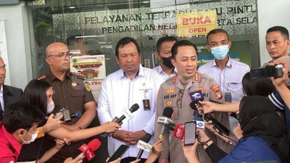 Kapolres Metro Jakarta Selatan, Kombes Ade Ary (tengah) di PN Jakarta Selatan. [Foto Istimewa / Suara.com - Arga]