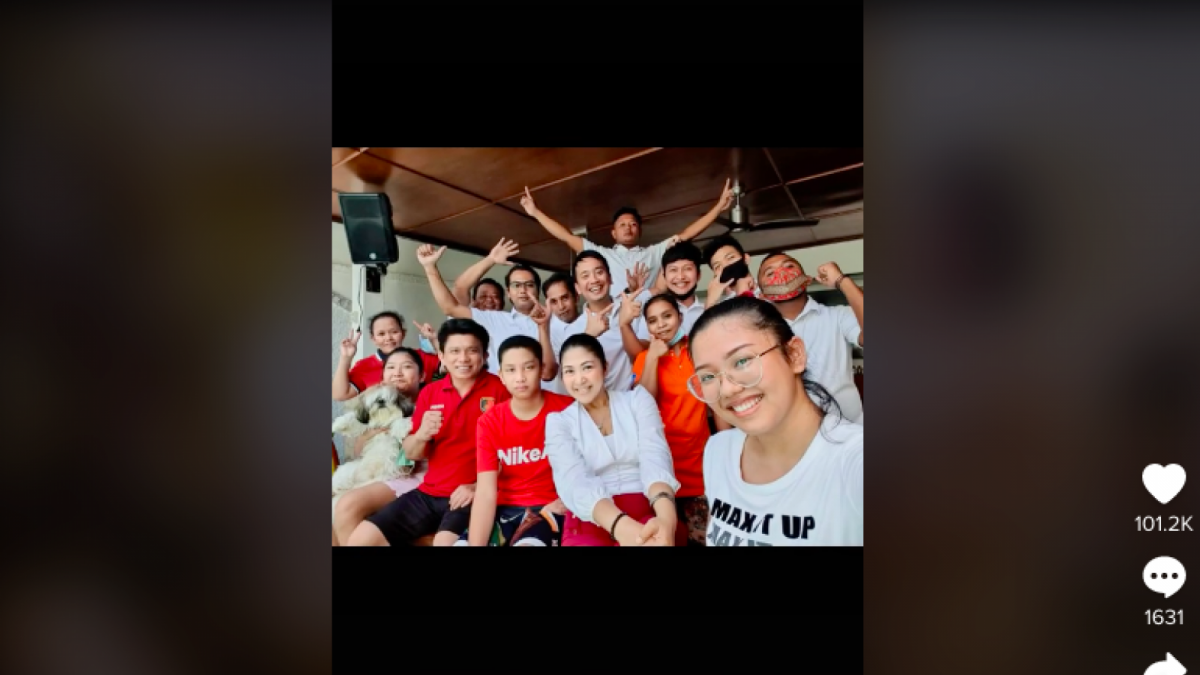 Foto kolase dalam akun video Tiktok yang viral memperlihatkan kebahagian Ferdy Sambo, Brigadir J dan yang lainnya. [Foto Istimewa / Tangkapan Layar Tiktok]