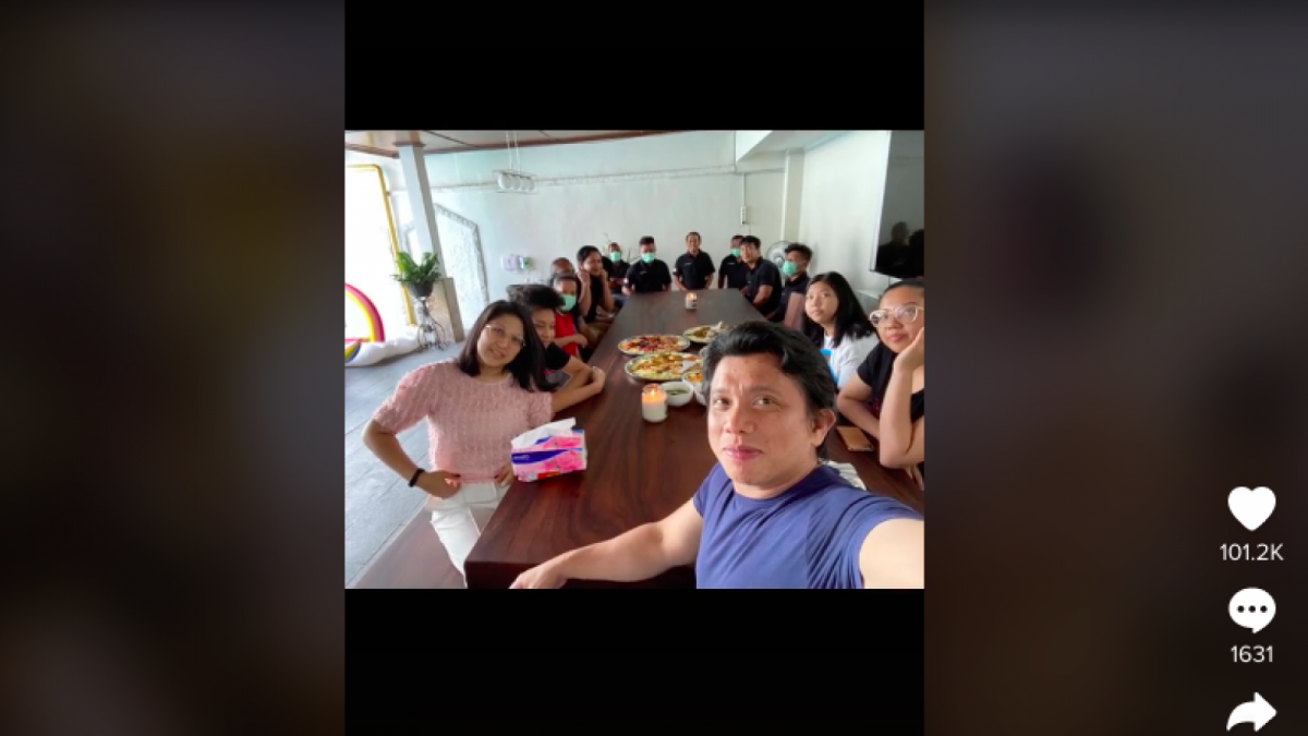 Foto kolase dalam akun video Tiktok yang viral memperlihatkan kebahagian Ferdy Sambo, Brigadir J dan yang lainnya. [Foto Istimewa / Tangkapan Layar Tiktok]