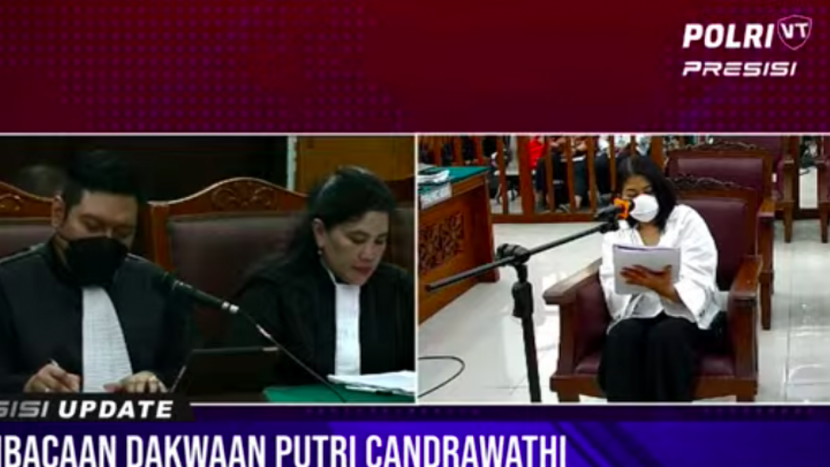 Putri Candrawathi sedang mendengarkan dakwaan terhadap dirinya dalam persidangan kasus dugaan pembunuhan berencana Brigadir J [Foto Istimewa / Tangkapan Layar Youtube Polri TV]