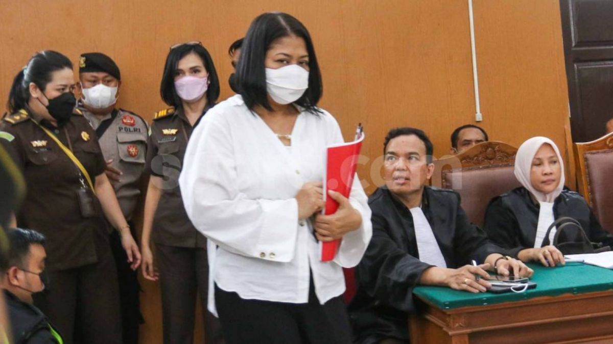 Putri Candrawathi istri dari Ferdy Sambo dalam persidangan kasus dugaan pembunuhan berencana Brigadir J, di Pengadilan Negeri Jakata Selatan. [Foto: Dok. Suara.com - Alfian Winanto]