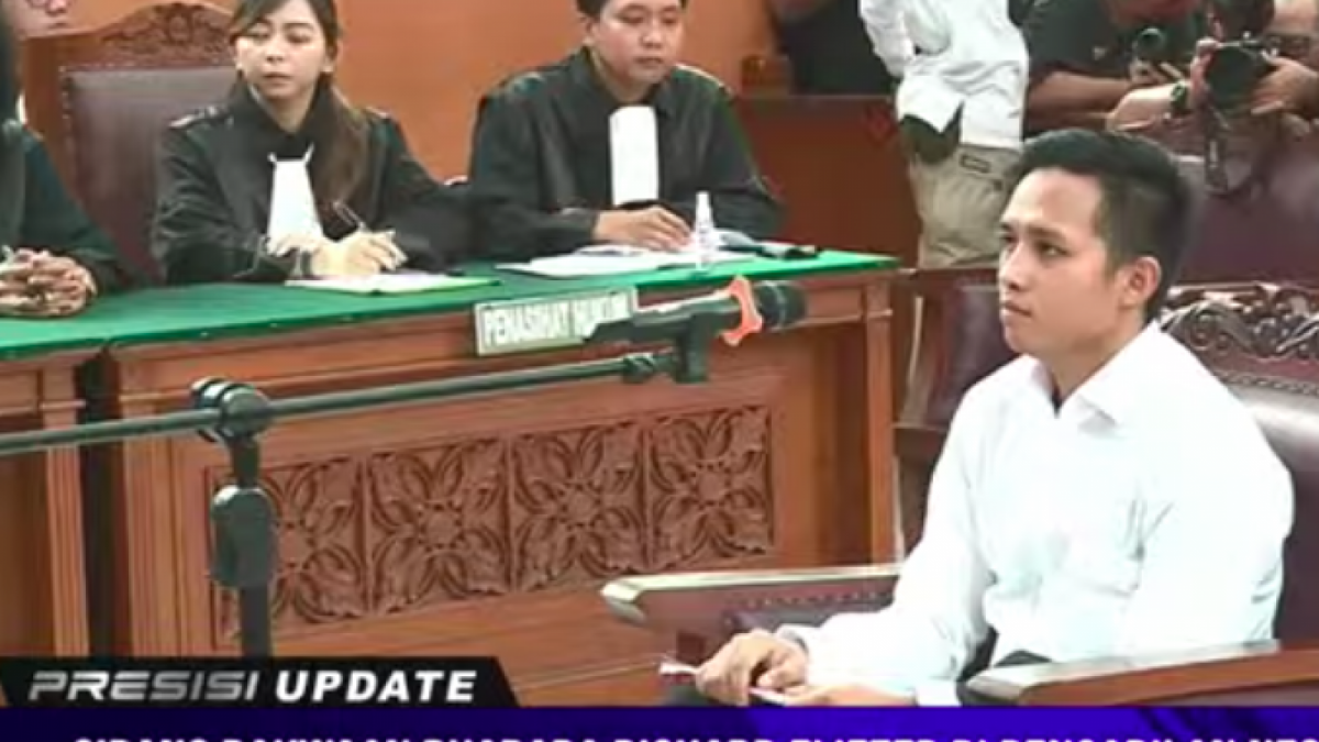 Bharada E dalam sidang perdana mendengarkan dakwaan dari Jaksa Penuntut Umum (JPU) di PN Jaksel, Selasa (18/10/2022). [Foto Istimewa / Tangkapan Layar Yotube Polri TV]
