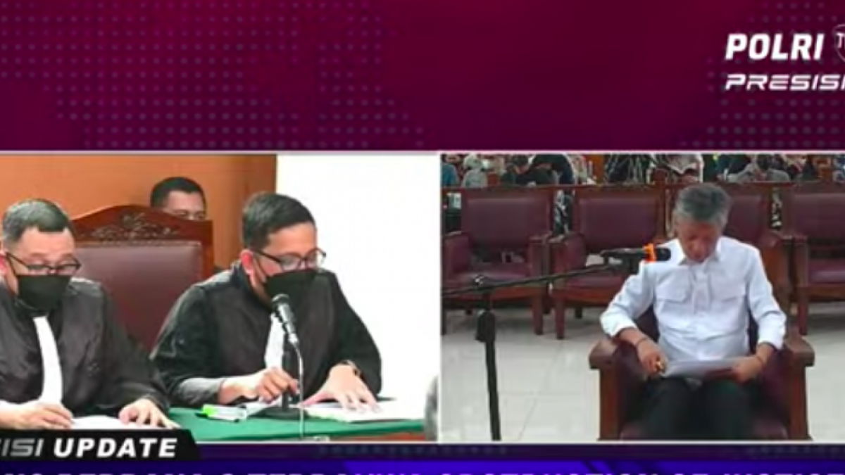 Brigjen Hendra Kurniawan dalam sing dakwaan di PN Jaksel. [Foto Istimewa / Tangkapan Layar Youtube POLRI TV]