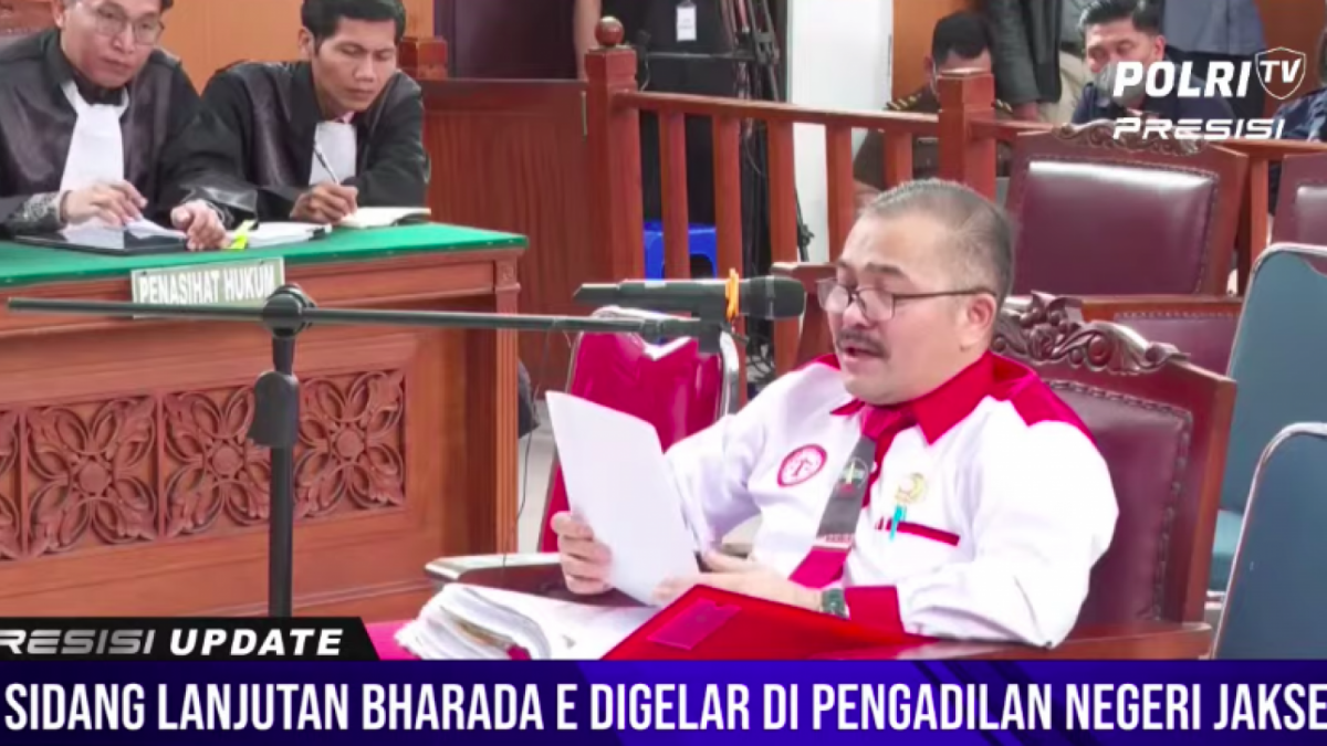 Kuasa hukum keluarga Brigadir J, Kamaruddin Simanjuntak ketika menjadi saksi dalam kasus dugaan pembunuhan berencana Brigadir J untuk terdakwa Bharada E [Foto Tangkapan Layar Youtube Polri TV]