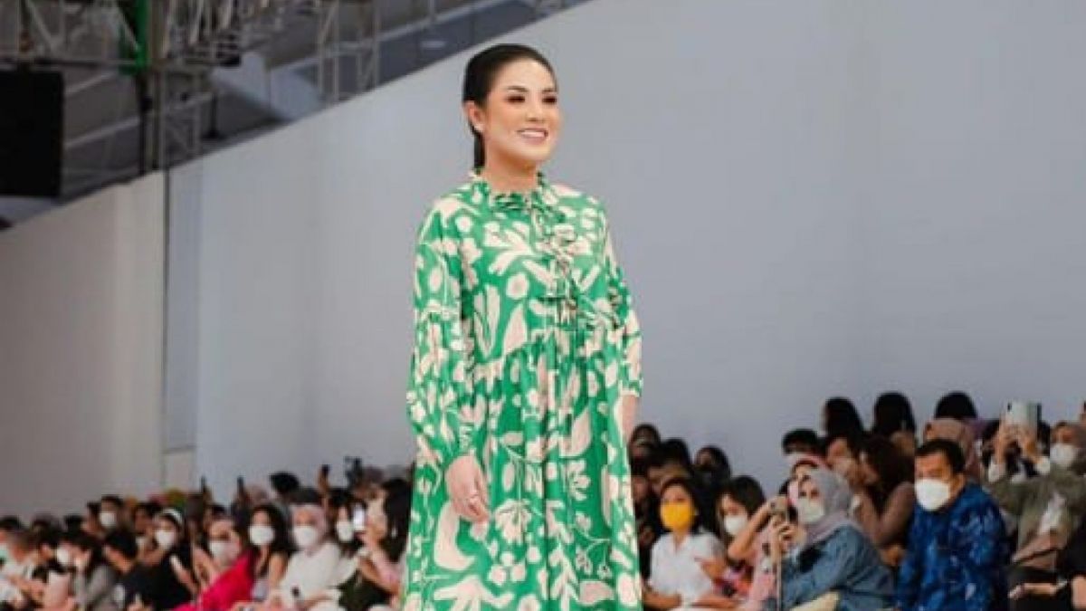 Nindy Ayunda ketika tampil di sebuah acara fashion yang mendapatkan terima kasih dari netizen terkait dengan kasus Nikita Mirzani [Foto: Dok Pribadi Instagram Nindy Ayunda]