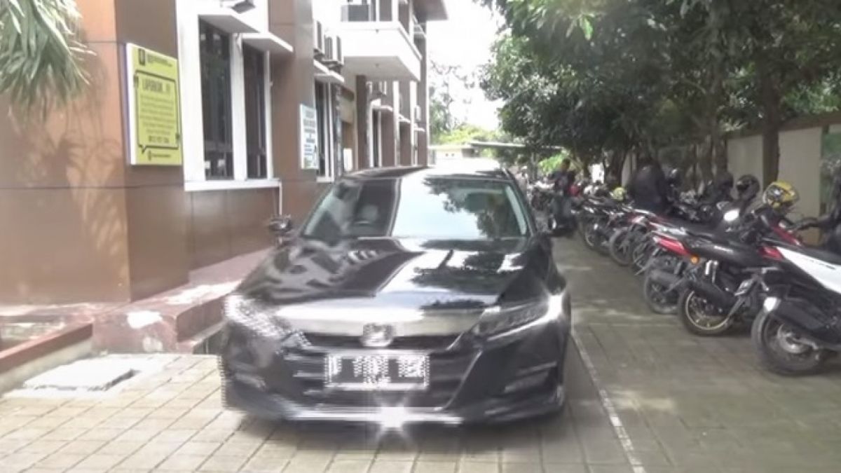 Mobil Honda Accord milik Bupati Purwakata, Anne Ratna Mustika yang dikatakan Nopolnya D 1191 TEK tidak terdaftar di Samsat. [Foto Tangkapan Layar Youtube]