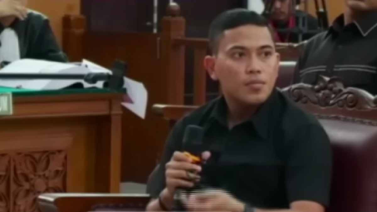 Adzan Romer ketika bersaksi di pengadilan bagi terdakwa Bharada E dalam kasus dugaan pembunuhan berencana Brigadir J [Foto: Tangkapan Layar Youtube TV One]