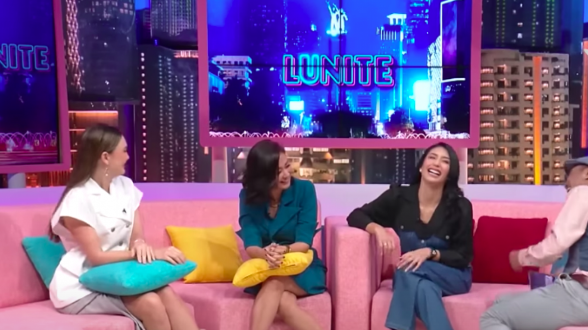 Atien Simon atau yang akrab disapa Tante Atien memberikan jawaban soal artis pria yang menjadi fantasi liarnya di depan Luna Maya, hingga membuat dirinya terkejut. [Foto: Tangkapan Layar Youtube RTV]