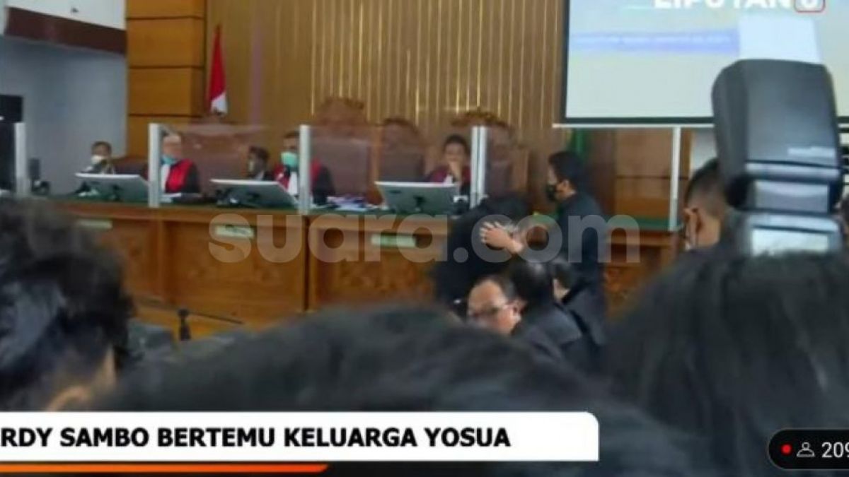 Ferdy Sambo berpelukan dengan istrinya, Putri Candrawathi di depan keluarga Brigadir J yang hari ini bersaksi di sidang. [Foto: Suara.com M Yasir]