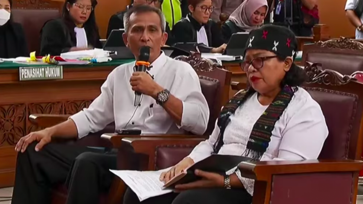 Orang tua Brigadir J memeberikan keterangan sebagai saksi dalam sidang kasus dugaan pembunuhan berencana Brigadir J bagi erdakwa Ferdy Sambo dan Putri Candrawathi. [Foto: Tangkapan Laya Youtube Kompas TV]