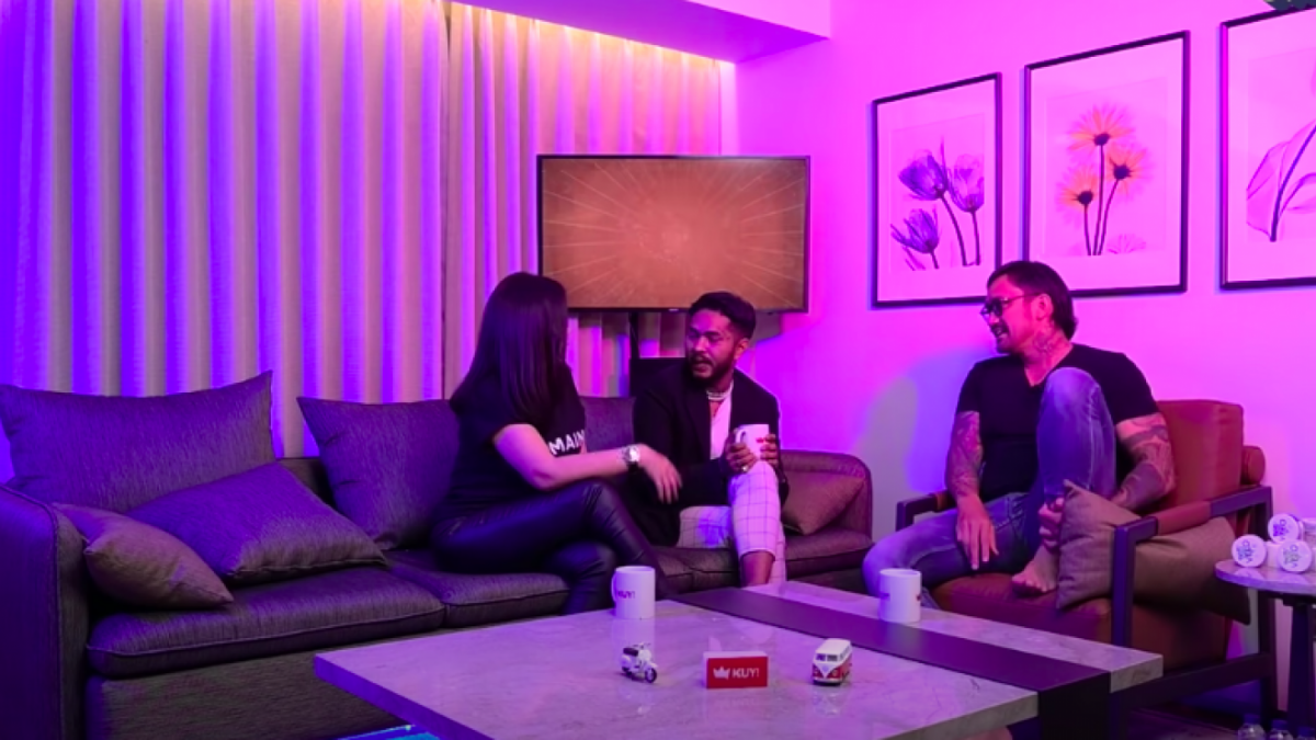 Tante Ernie, Onad dan Tora Sudiro saat membicarakan tubuh yang di tato dan membuat geli Tante Ernie [Foto Tangkapan Layar Youtube KUY Entertainment]