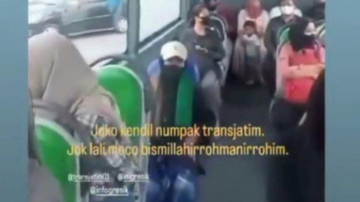 Joko Kendil terekam oleh video warga sedang naik Trans Jatim [Foto: Tangkaan Layar Media Sosial Instagram]