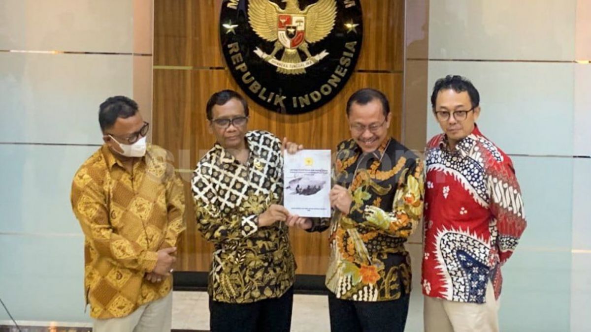 Komnas HAM memberikan hasil laporan investigasi pterkait Tragedi Kanjuruhan yang menewaskan ratusan orang ke Menko Polhukam Mahfud MD [Foto: Suara.com - Alfian Winanto]