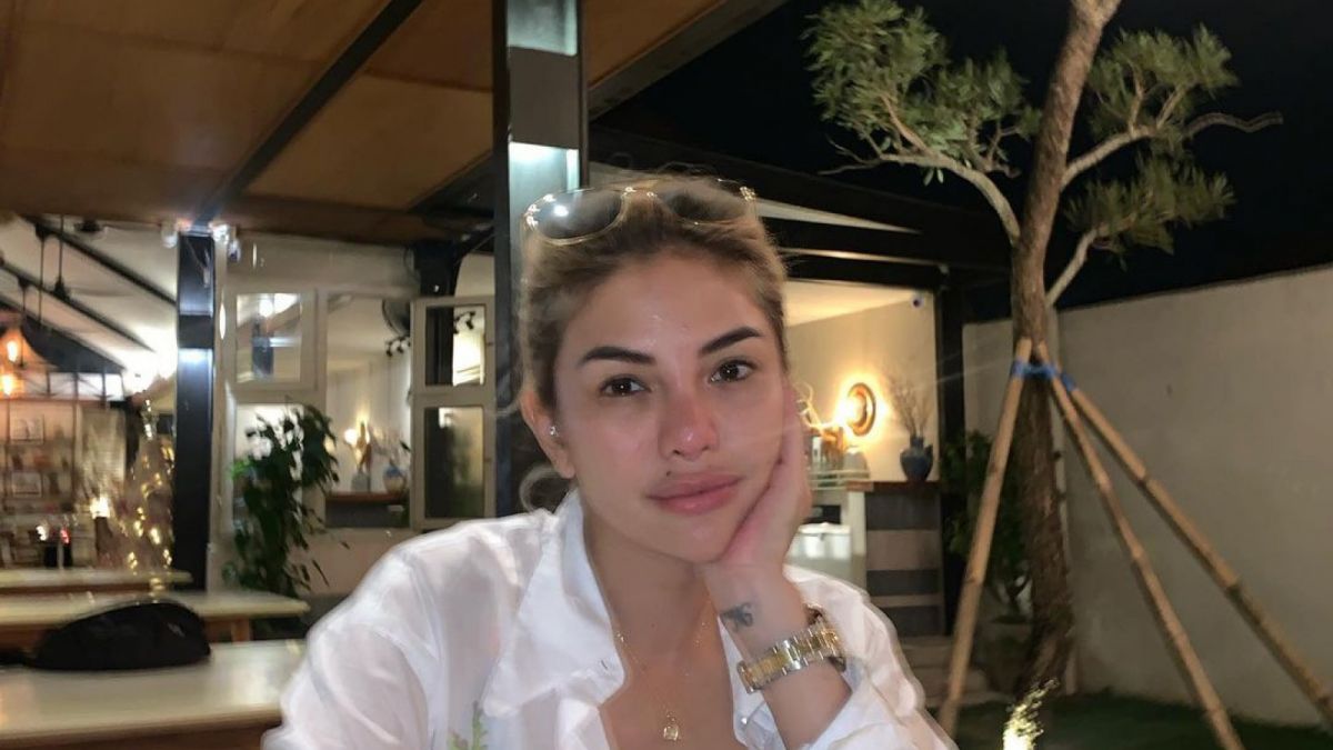 nikita mirzani disela kesibukannya [suara.com]