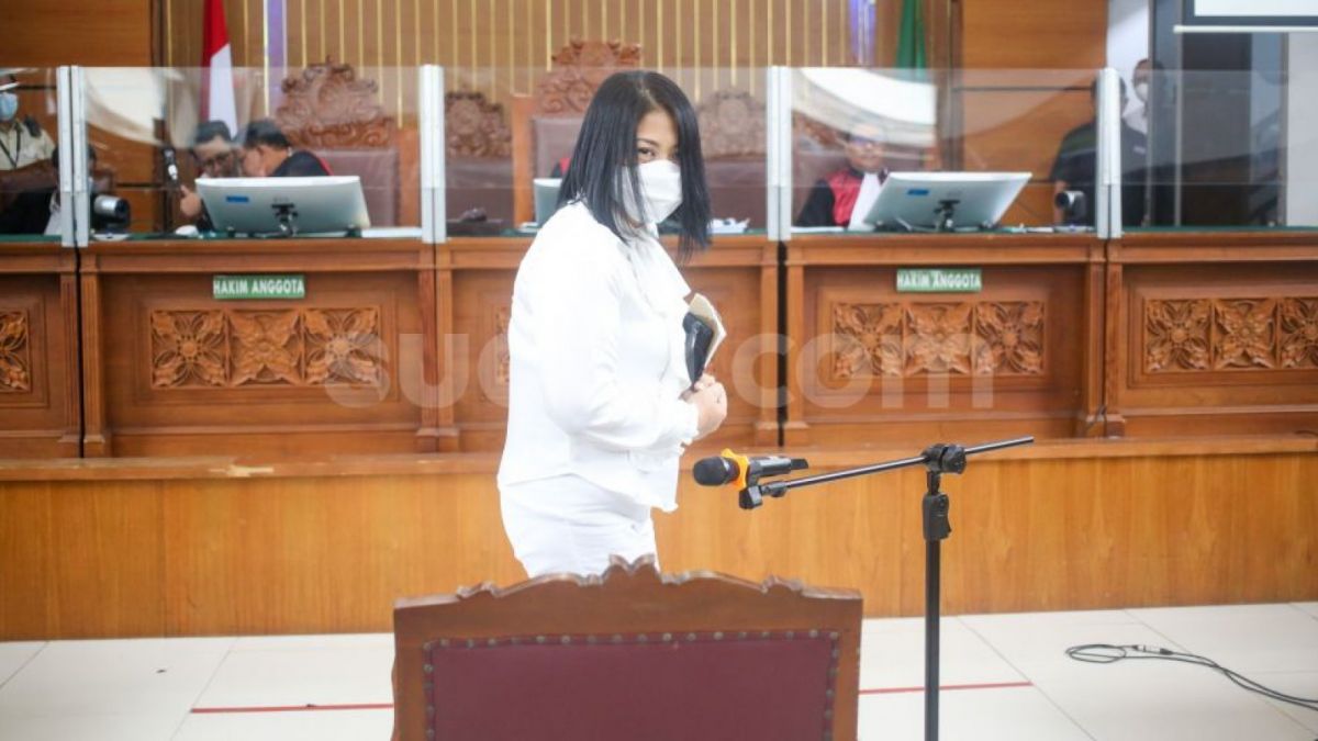 Putri Candrawathi menjadi terdakwa dalam kasus dugaan pembunuhan berencana Brigadir J. Ibunda Brigadir J menilai kalau istri Ferdy Sambo adalah wanita pembohong [Foto: Suara.com - Alfian Winanto]