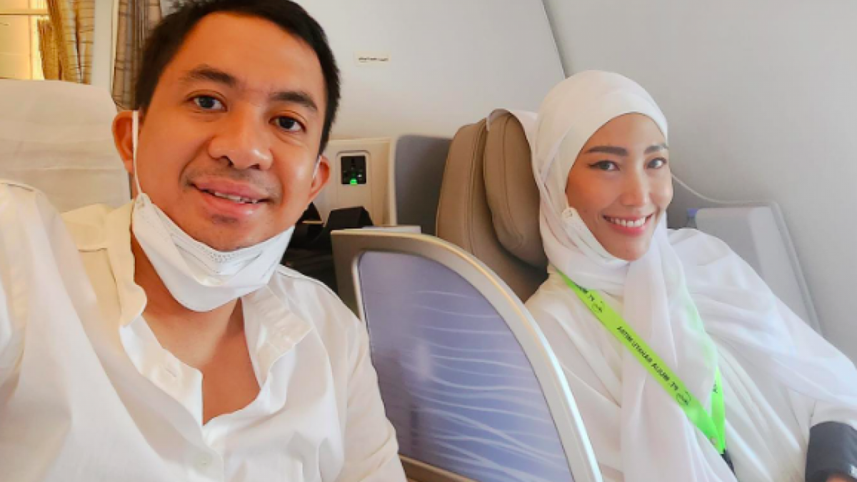 Regi Datau dan Ayu Dewi saat ini tengah beribadah Umroh. [Instagram Ayu Dewi]