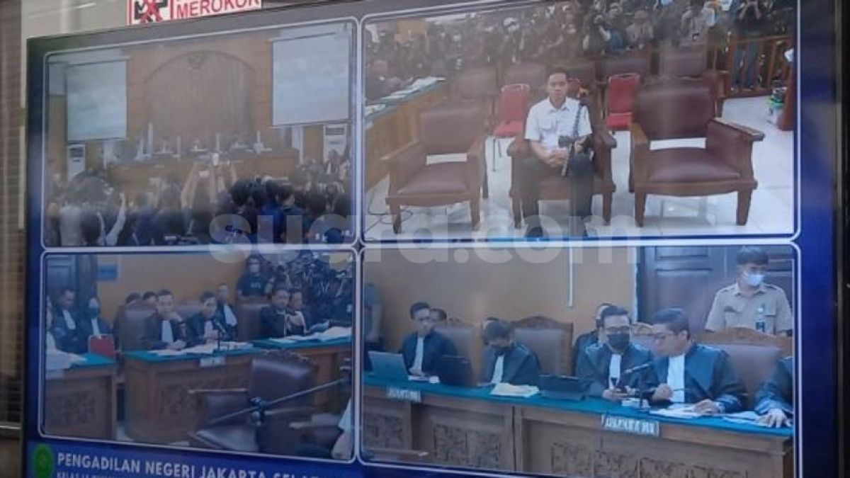 Bharada E saat duduk di kursi persidangan kasus Brigadir J di PN Jakarta Selatan. Agenda sidang akan digabungkan dengan terdawak Bripka Ricky Rizal dan Kuat Maruf [Foto: Dok. Suara.com - Arga]