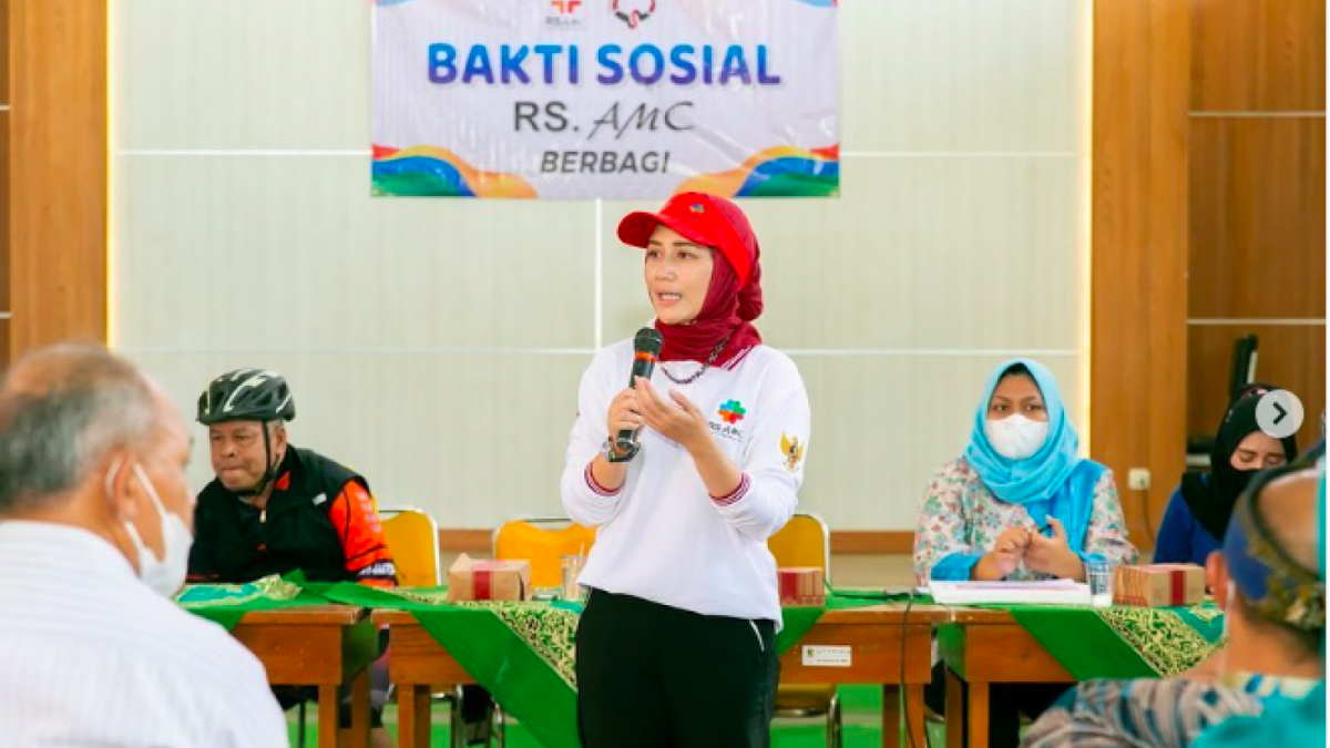 Dine Mutiara Aziz ketika sedang melaksanakan kegiatan sosial. Dia adalah CEO dari AMC Hospital. [Foto: Dok. Instagram Dine Mutiara Aziz]