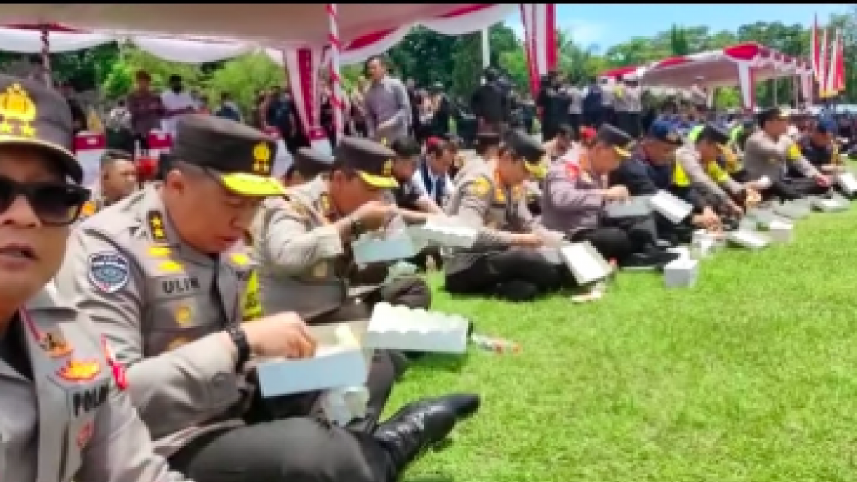 Para petinggi Polri yang sedang duduk lesehan di sela-sela istirahat untuk menyantap makanan dalam persiapan pengamana G20 di Bali, [Foto: Dok Instagram Krishna Murti]