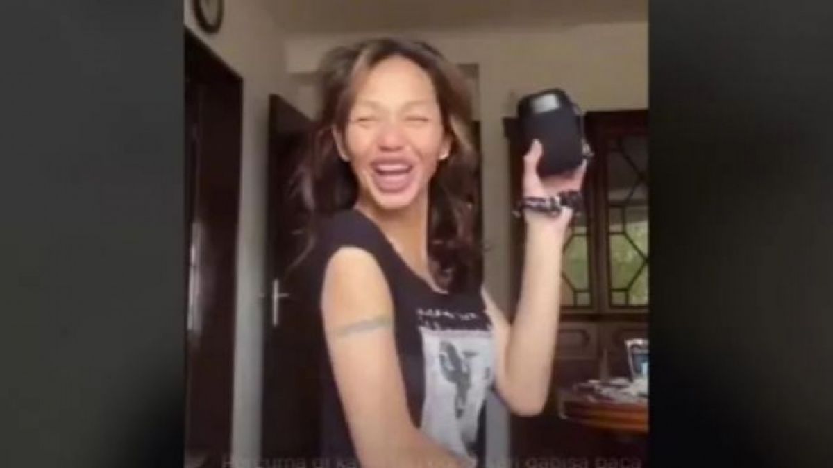 Bunda Corla yang saat ini berada di Indonesia dan mendapatkan berbagai sorotan dari publik. [Foto: Tangkapan Layar Media Sosial]